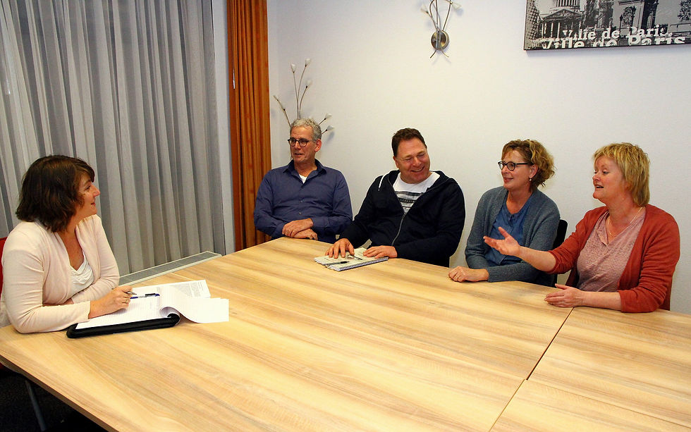 Dafne van der Meer in gesprek met regisseur en enkele spelers.