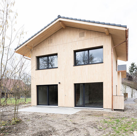 In Zusammenarbeit mit uns, welche die Projekte als regionaler Holzbaupartner realisiert, plant die Bernhard Architektur GmbH individuelle Lösungen vom modernen Einfamilienhaus bis zu innovativen Kleinwohnformen. Wichtig sind dabei immer eine gute Projektierung, hochwertige Materialien und eine Bauweise, die langfristig Freude bereitet.