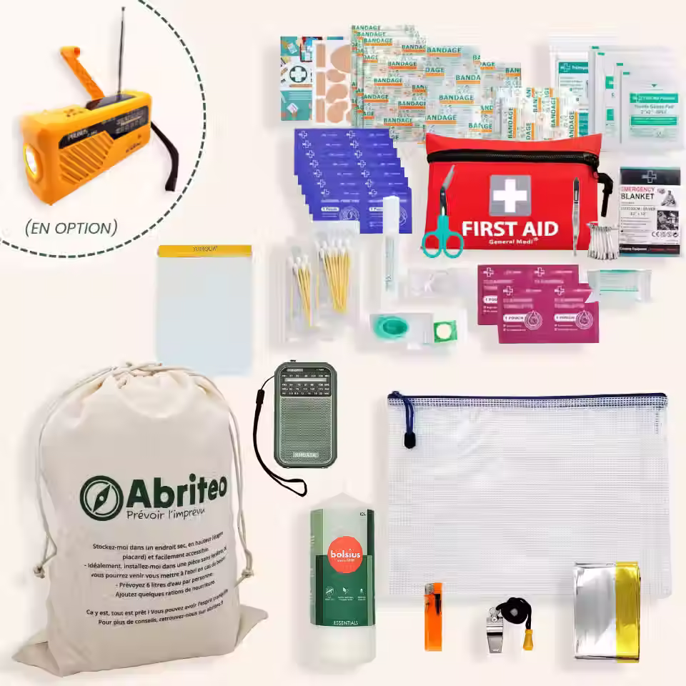 Kit d'urgence essentiel avec tous ses articles : radio à manivelle, trousse de secours, bougies, etc