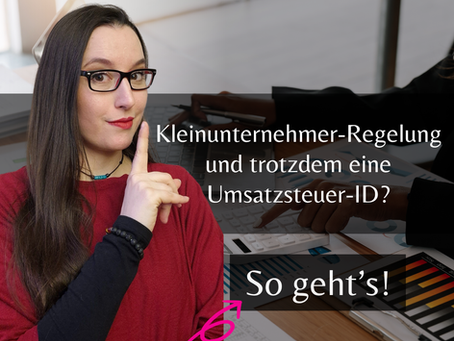 Frau mit Brille und rotem Oberteil hält den Zeigefinger an die Lippen – daneben Text: 'Kleinunternehmer-Regelung und trotzdem eine Umsatzsteuer-ID? So geht’s!