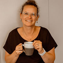 Ikzelf met een potje koffie, lachend naar de camera