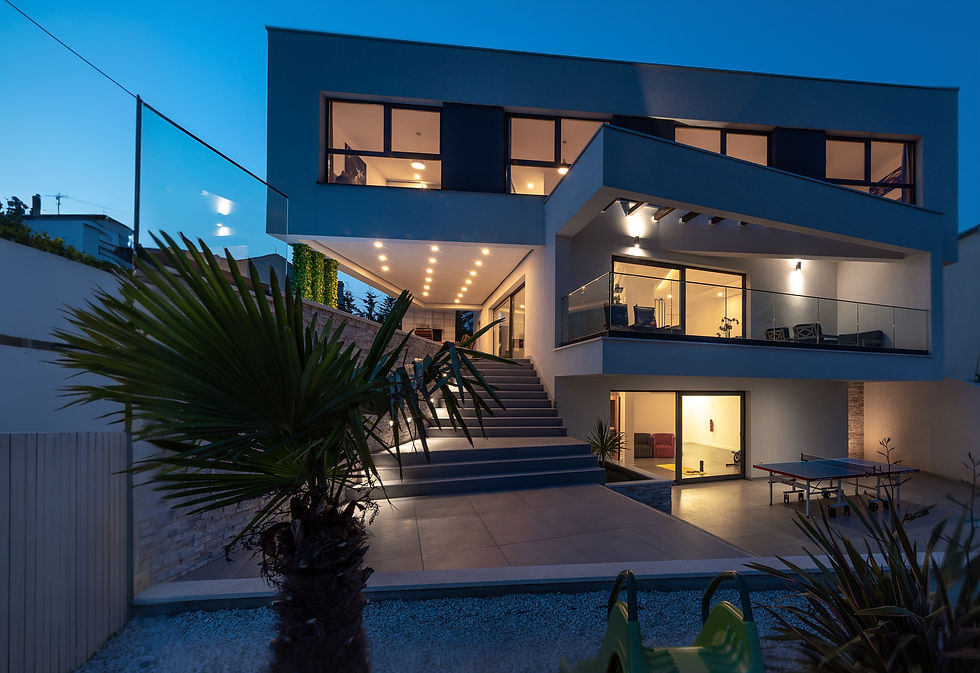 Weitwinkelaufnahme einer luxuriösen Villa mit Meerblick in Kroatien