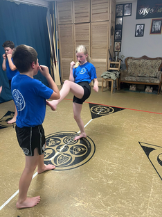 Kinder lernen effektive Selbstverteidigungstechniken in einem sicheren Trainingsumfeld