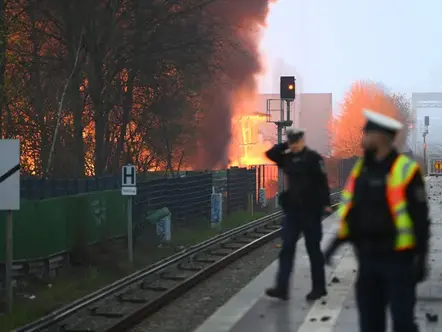 Hamburg'daki depolarda Åiddetli yangın. Zehirli duman bulutu nedeniyle onlarca kiÅi tahliye edildi