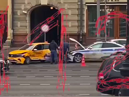 Moskova'nın merkezinde bir polis arabası taksiye çarptı, iki kişi yaralandı