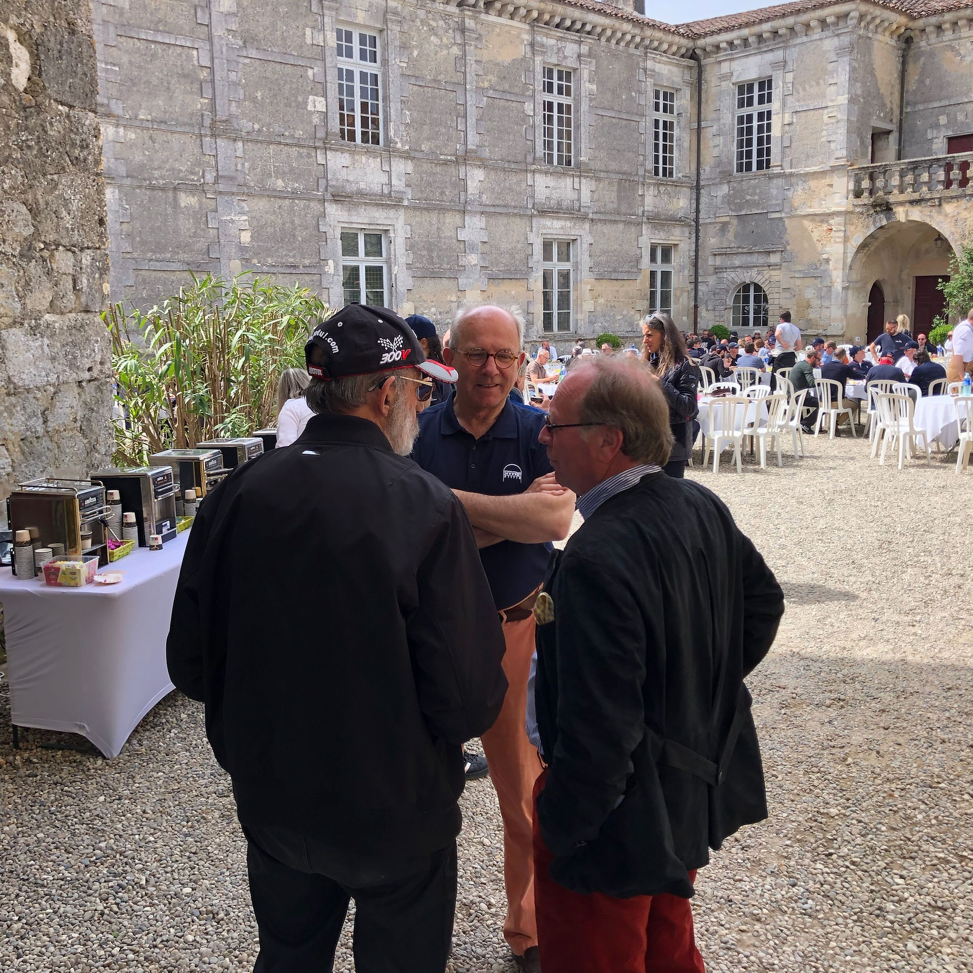 Henri Pescarolo Patrick Peter et Jean de Nadaillac lors de la 4ème étape du tour Auto 2022 au chateau de Poudenas