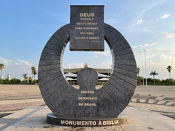 Monumento à bíblia faz representação ao centro geodésico do Brasil, que fica dentro do Pal