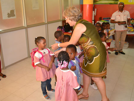 Entrega de livros e material escolar à Associação Black Panthers, na Cidade da Praia
