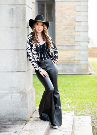 class senior session near stone wall 