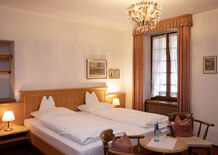 Gemütliches Doppelzimmer mit zwei Einzelbetten und gemütlicher Einrichtung. Adler Glottertal.