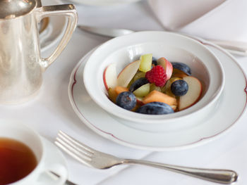 Obstteller mit Tee: Frischer Fruchtsalat