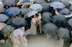 Photo de mariage avec parapluie sous la pluie