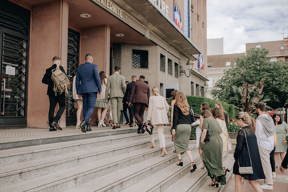 Invités montant les marches de la mairie de Poissy pour un mariage civil