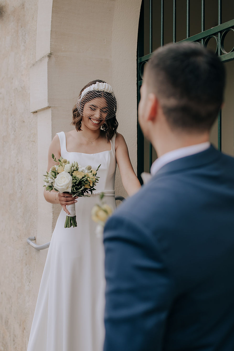 Photo de couple naturelle lors d'un mariage civil à Poissy