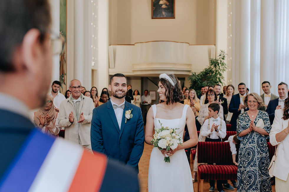 Couple de mariés dans la salle des mariages civil à Poissy
