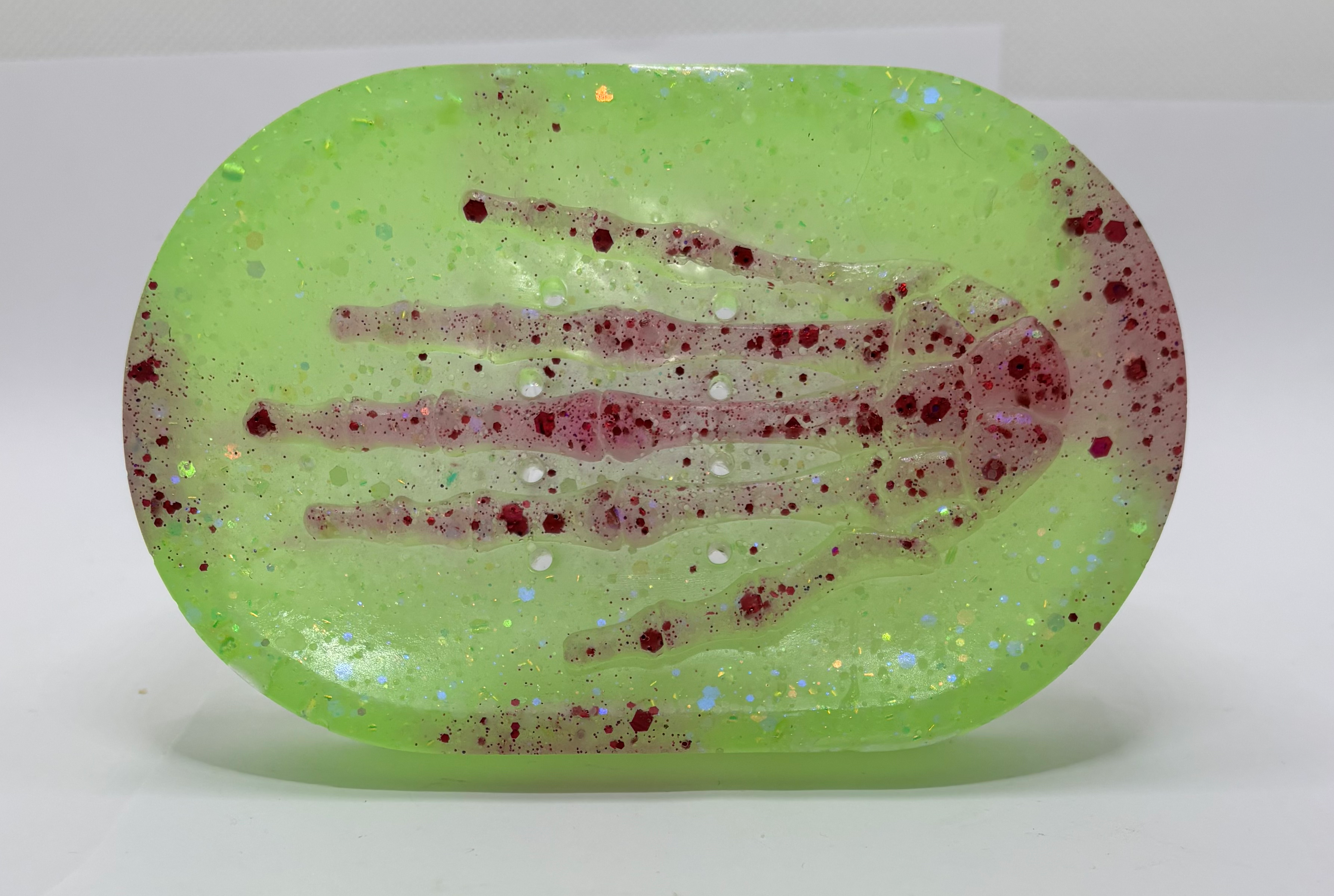 Resin skeleton soap dish
