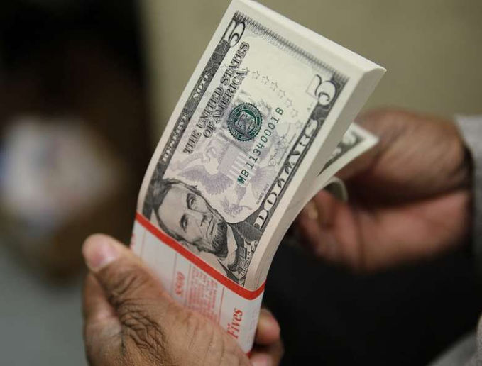 Dólar fecha acima de R$ 4,50 pela primeira vez na história