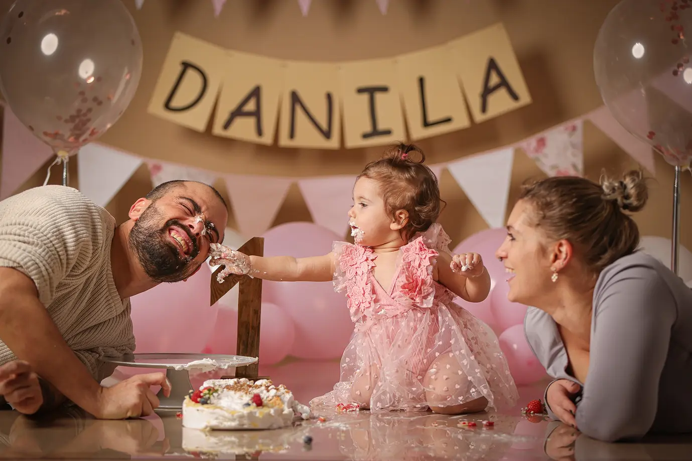 Vater und Kind Cake Smash Fotoshooting Berlin – emotionale Familienfotos Studio Lesemann
