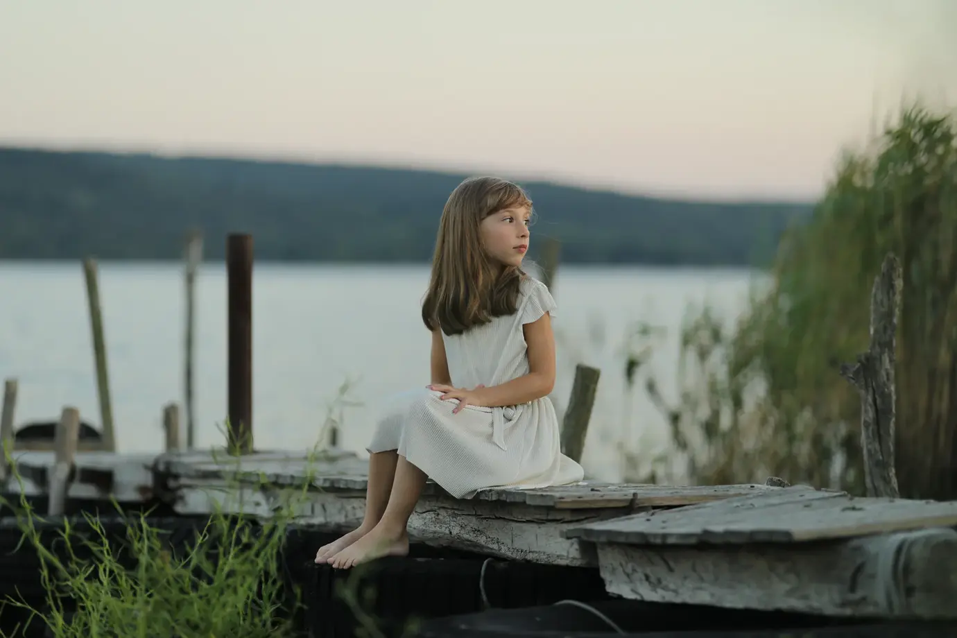 Kinderfotos Berlin – Mädchen weißes Kleid auf Boot am See, Studio Lesemann