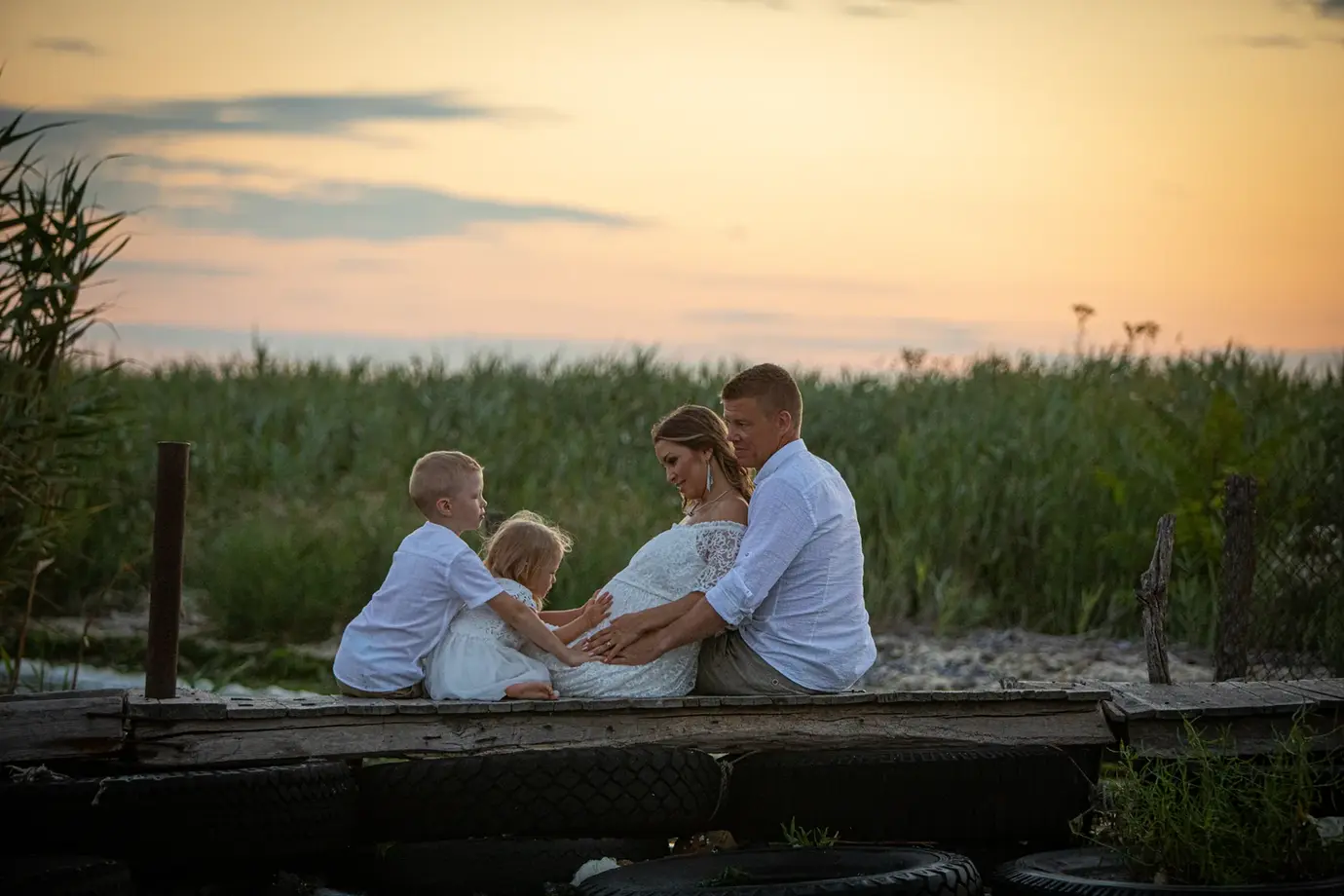 Familienfotograf Berlin – Familie auf Steg Sonnenuntergang goldenes Licht, Studio Lesemann