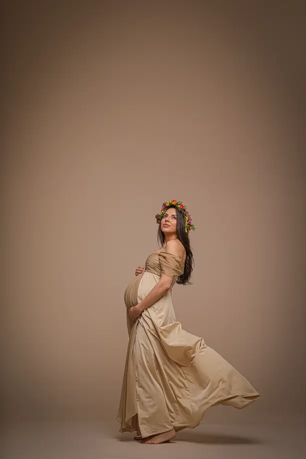 Babybauch Shooting Berlin Studio – werdende Mutter in beigem Kleid, Studio Lesemann