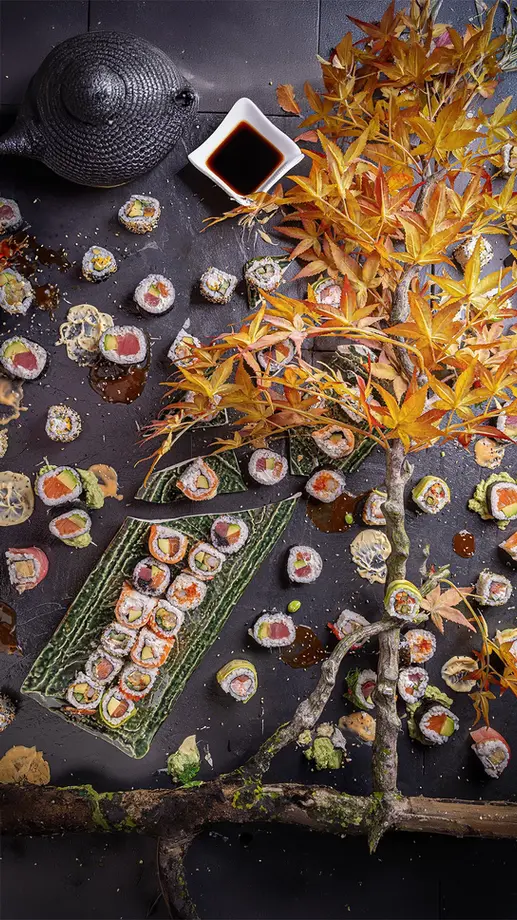 Food Fotografie Berlin – Sushi Arrangement Draufsicht bunte Blätter, Studio Lesemann