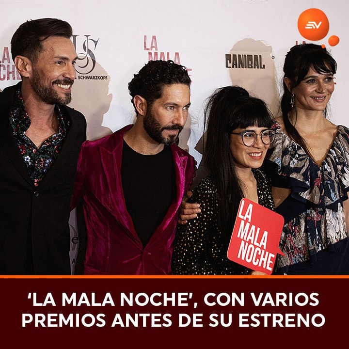 Los principales medios del país participaron del recorrido de la alfombra roja. De Izquierda a derecha: Jaime Tamariz (Antagonista del filme), Gustavo Moscoso (diseñador de modas), Gabriela Calvache (Directora de La Mala Noche) y Nöelle Schönwald (Protagonista del filme) (GYE)