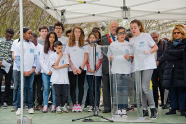 Prise de parole des conseillers jeunes lors de l'inauguration du skate-park ©Issy-les-Moulineaux