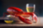 bord-heerlijke-kreeft-en-glas-drinken-naast-elkaar-op-tafel_124507-39436.jpg