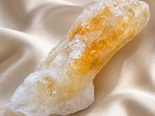 El Citrino es una variedad de cuarzo de color amarillo dorado. Su nombre proviene del francés “citron”, que significa limón, debido a sus tonalidades cálidas y brillantes.