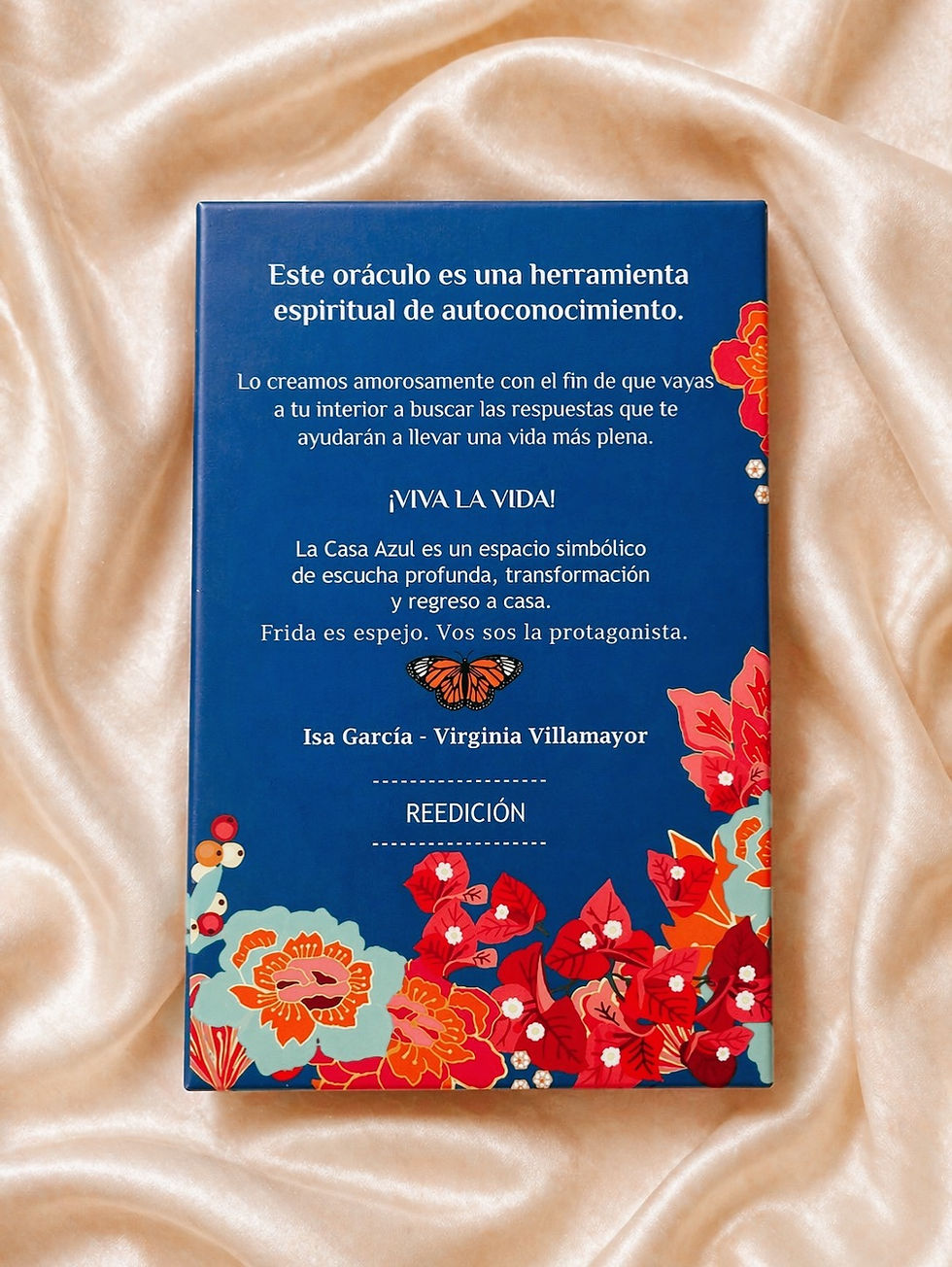 Un oráculo es un portal de conexión. Una herramienta de autoconocimiento que actúa como espejo del alma, ayudándonos a ver con más claridad aquello que muchas veces ya sentimos, pero no logramos poner en palabras.