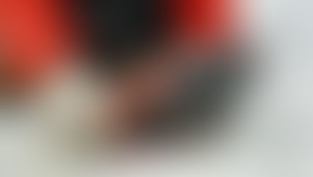 Un homme met un crampon l'hiver