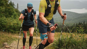 Deux coureurs de trail lors d'un événement en montagne