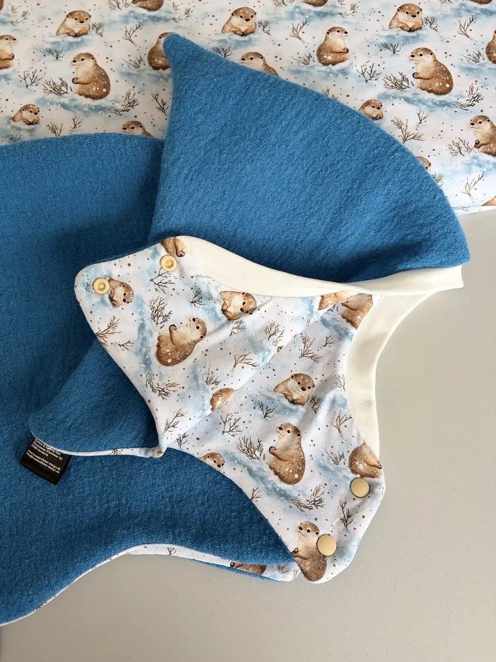 Walk-Schlupfmütze für Kinder aus dunkeltürkisem Wollwalk mit Otter-Jerseyfutter, cremefarbenem Bündchen und zwei Druckknöpfe