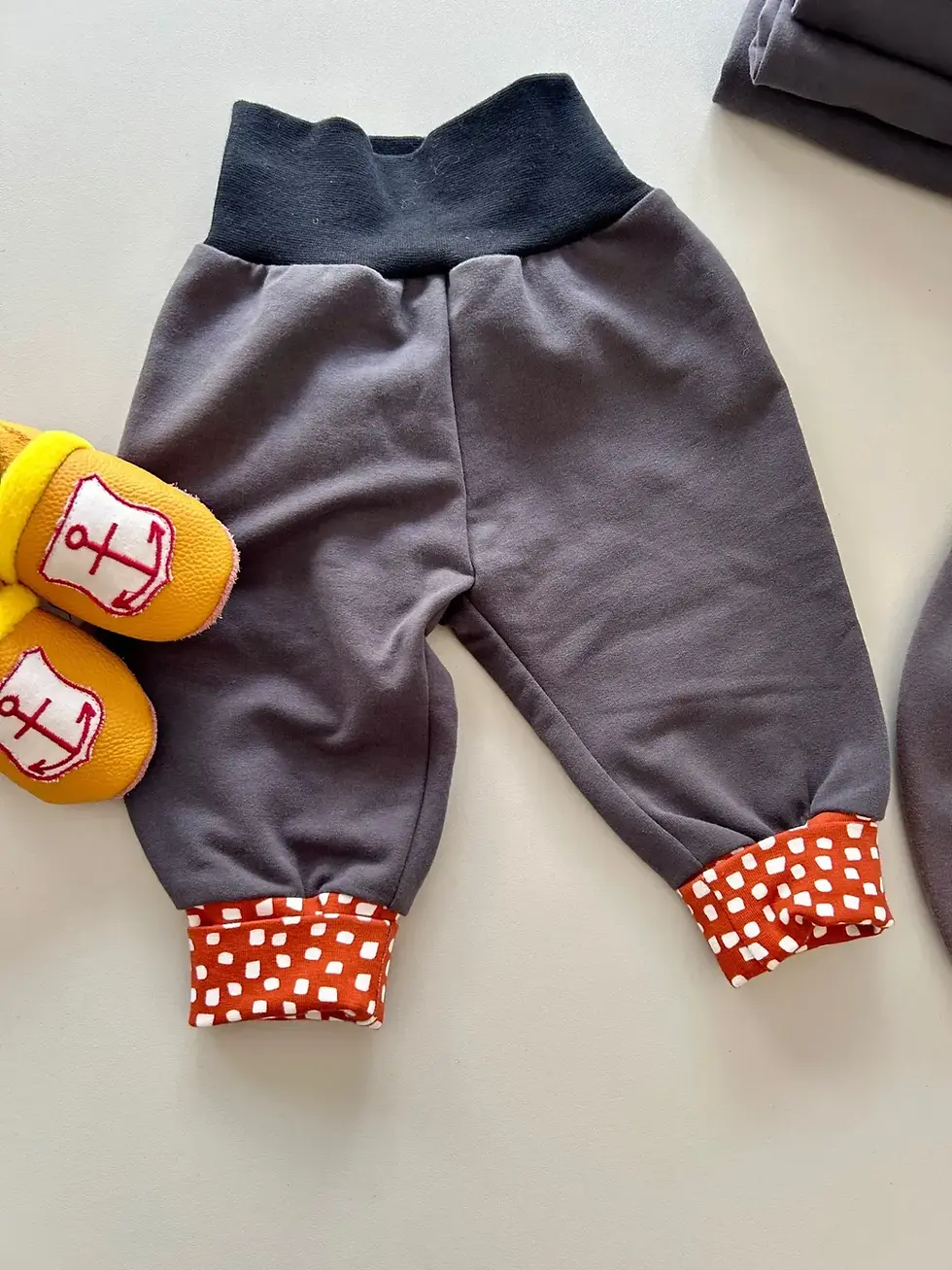 Miniaturbild: Baby Pumphose Küstentanz aus Bio-Baumwolle mit Küstenfieber® Label, maritimes Design, Grau mit farbigen Bündchen, OEKO-TEX®.