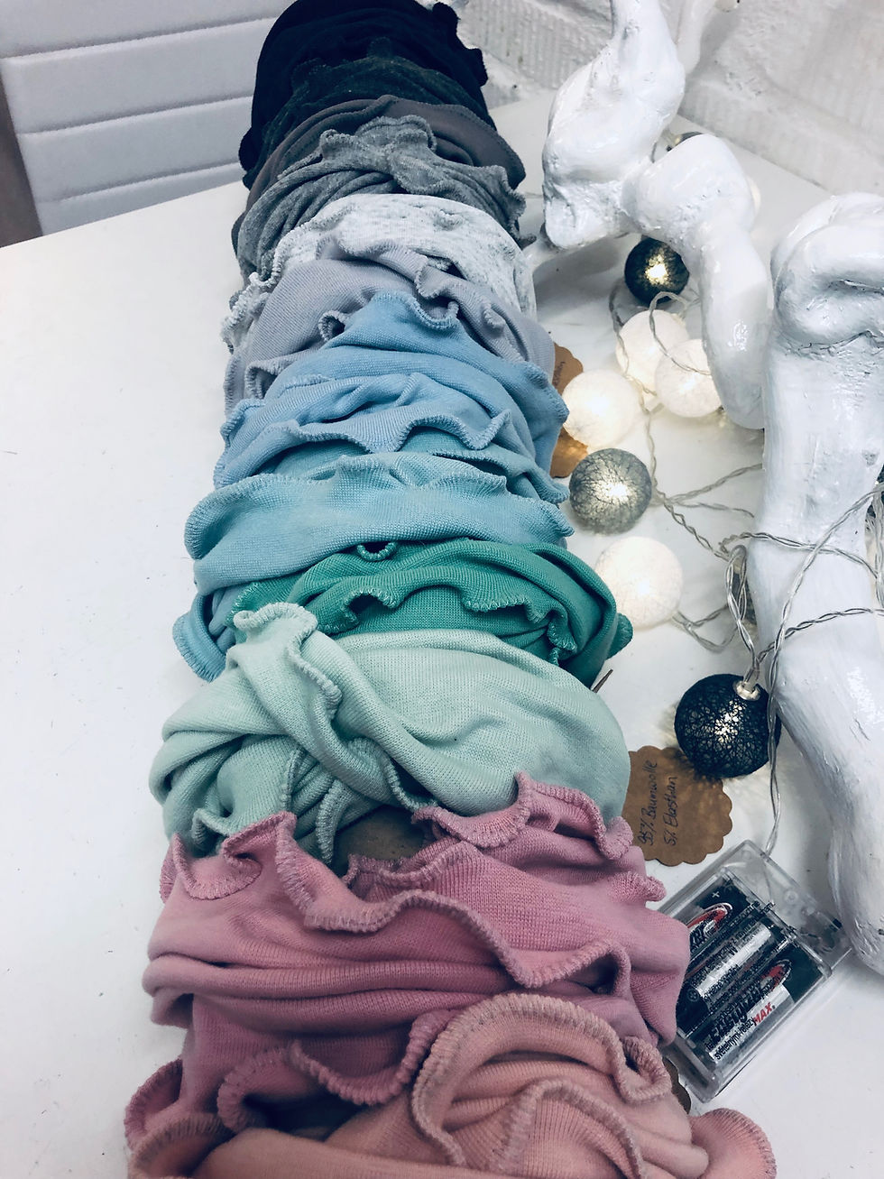 Handgefertigter Loop für Kinder in dunkelgrau