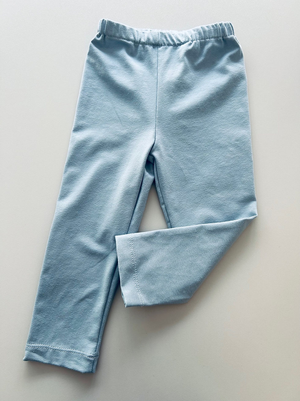 Miniaturbild: Leggings für Babys und Kinder in uni Taubenblau, handgefertigt aus weichem Baumwolljersey, elastischer Bauchbund