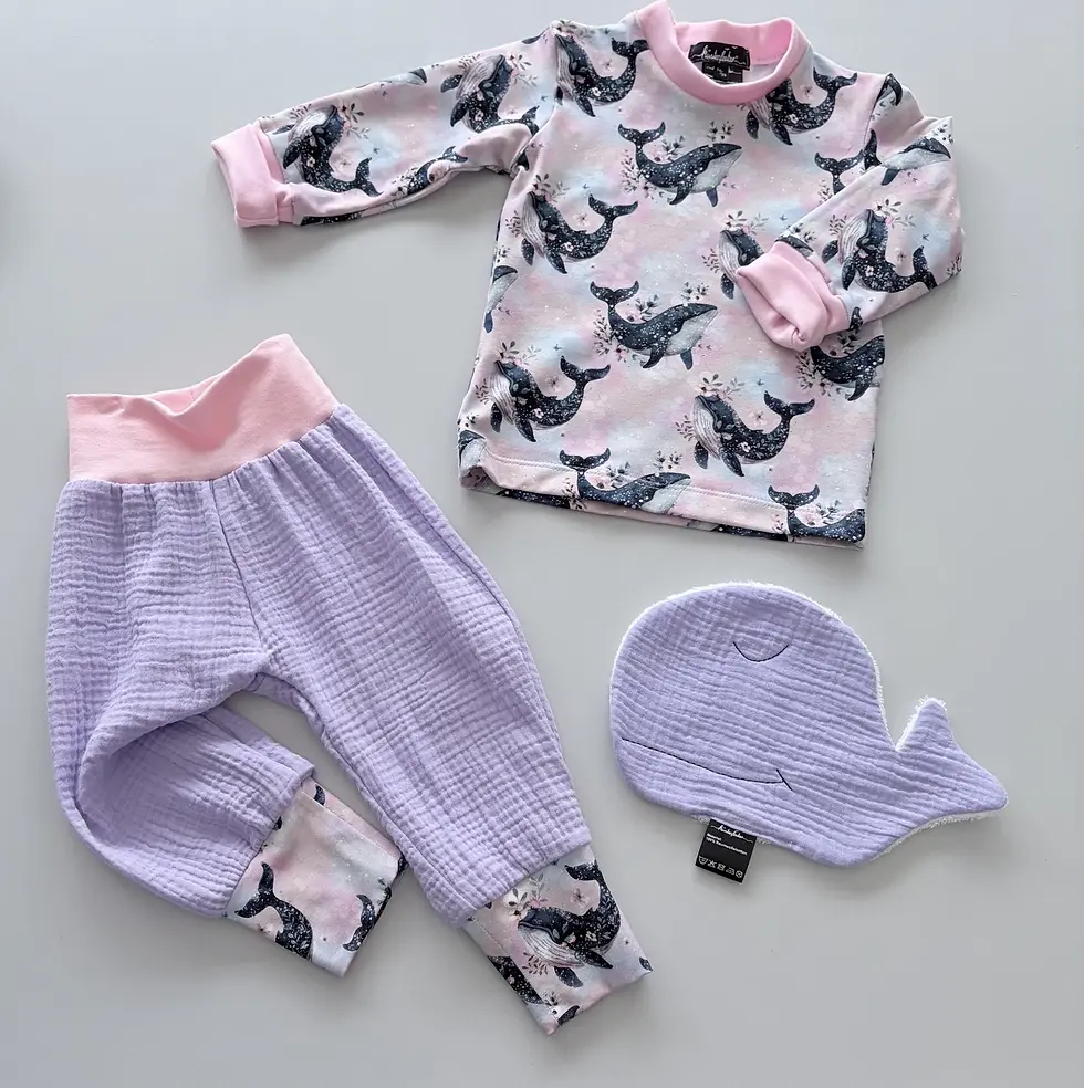 Miniaturbild: Baby Outfit Set mit Walshirt, Musselinhose und Waschlappen in Walform, OEKO-TEX Stoffe, handgemacht in Hamburg, weich.