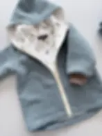 Walkjacke Kinder mint aus Wollwalk mit Kapuze, getragen im Freien, warm, atmungsaktiv und ideal für Herbst und Winter