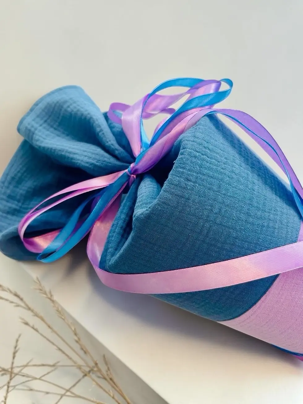 Miniaturbild: Musselin-Schultüte in Flieder und Taubenblau inklusive weißem Papprohling – nachhaltig und wiederverwendbar als Kissenbezug.