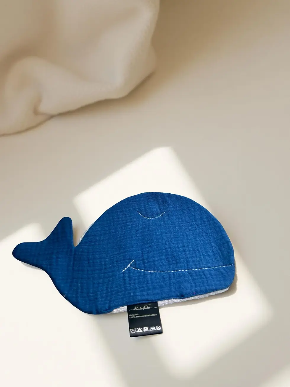 Miniaturbild: Detailansicht vom royalblauen Musselin-Waschlappen Wal, feine Struktur und weiche Kanten, handgemacht in Hamburg für zarte Ba