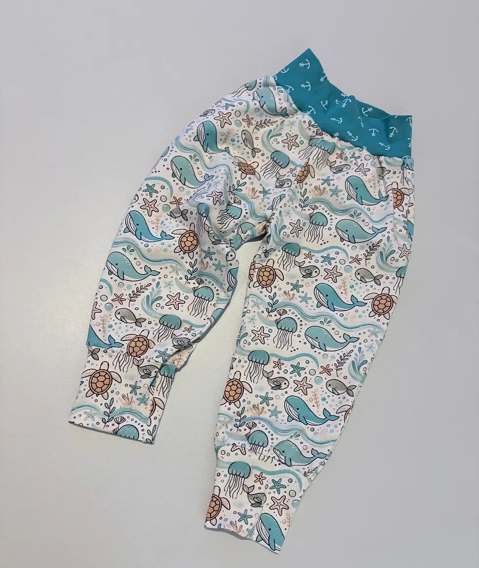 Miniaturbild: Mitwachsende Baby-Pumphose „Meeresfreunde“ in Aqua mit maritimem Print aus OEKO-TEX Baumwolljersey, handgemacht in Hamburg vo