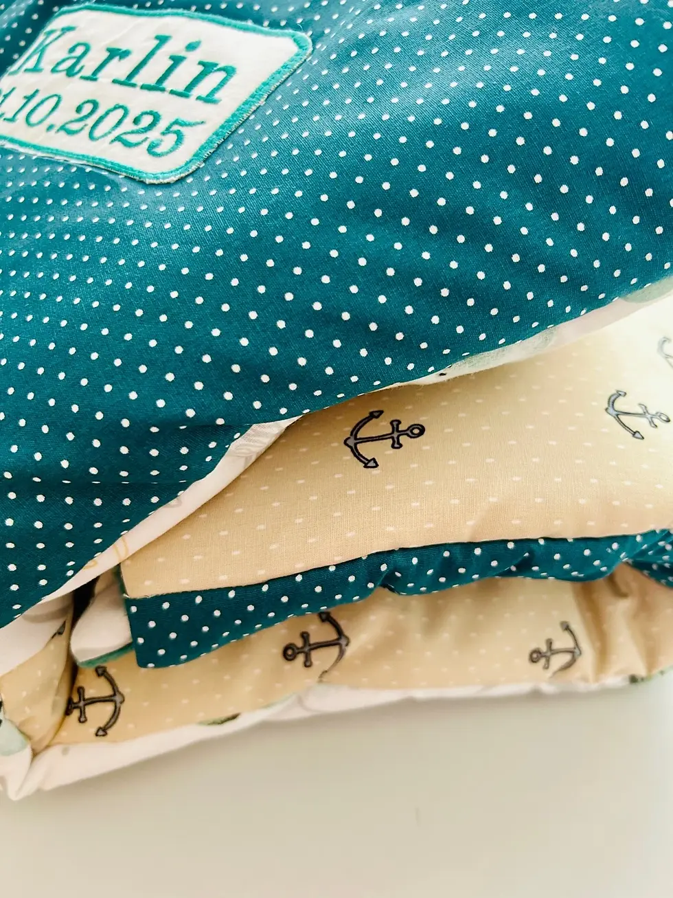 Miniaturbild: Patchworkdecke mit Delfin-, Krabben- und Seepferdchenmotiven. Maritime Farben, sanfte Stoffe und sorgfältige Verarbeitung.