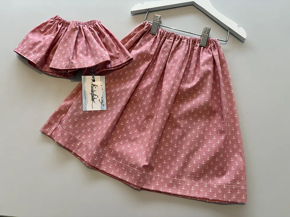 Miniaturbild: Altrosa Kinderrock mit feinem Ankerprint aus Baumwolle, maritimer Look, handgefertigt von Küstenfieber®, leicht und bequem.