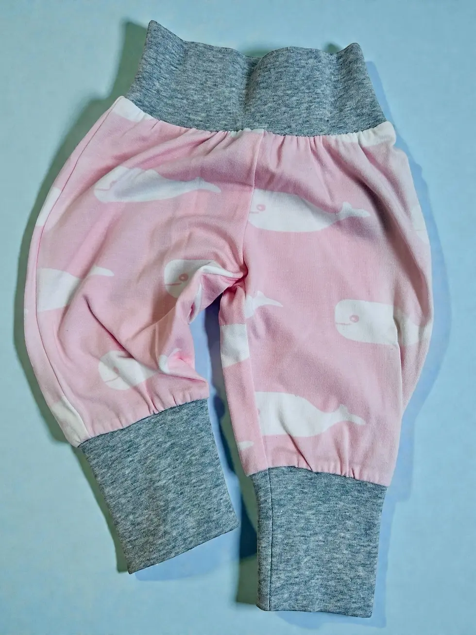 Miniaturbild: Baby Pumphose rosa mit Walen, Größe 62/68, bequeme Kinderhose für Babys aus Jersey, weich, elastisch und bequem
