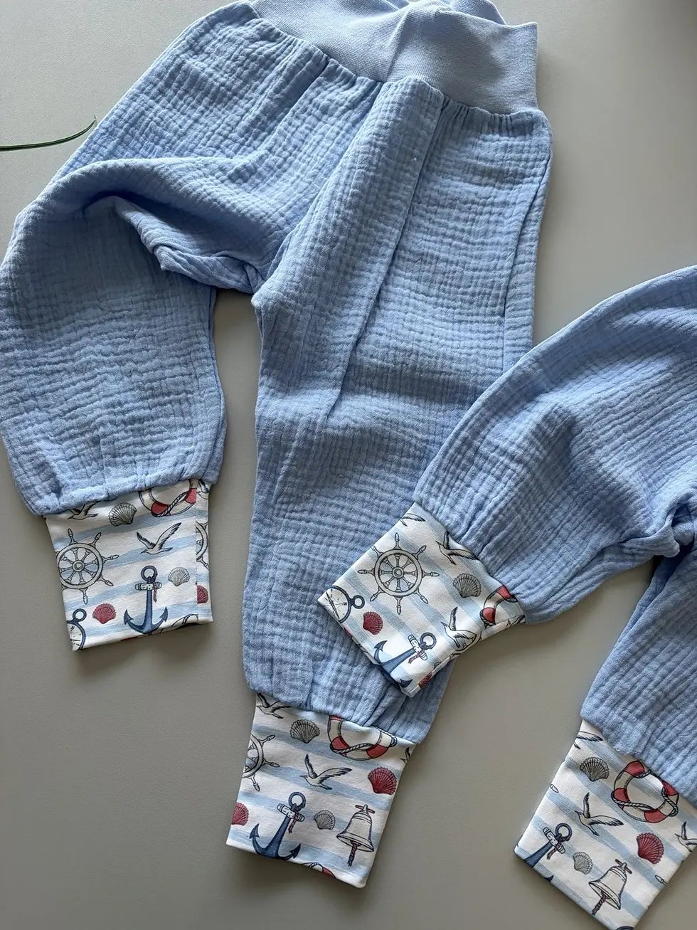 Miniaturbild: Vergleich mehrerer Musselinhosen für Babys in maritimen Farben. Bequeme, mitwachsende Kinderhosen aus Musselin, handgemacht.