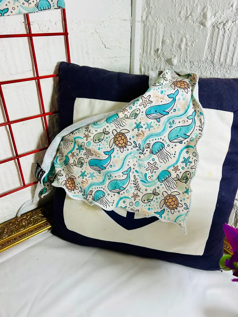 Handgemachtes Babyhalstuch „Unterwasserfreunde“ aus OEKO-TEX®-Jersey mit maritimem Walmotiv – weich, anschmiegsam.