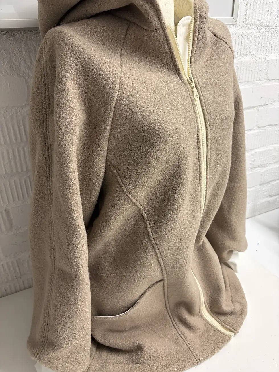 Miniaturbild: Damen Walkjacke aus Wollwalk in camelbeige mit Kapuze und Taschen, handgefertigt in Hamburg, ideal für Frühling, Herbst