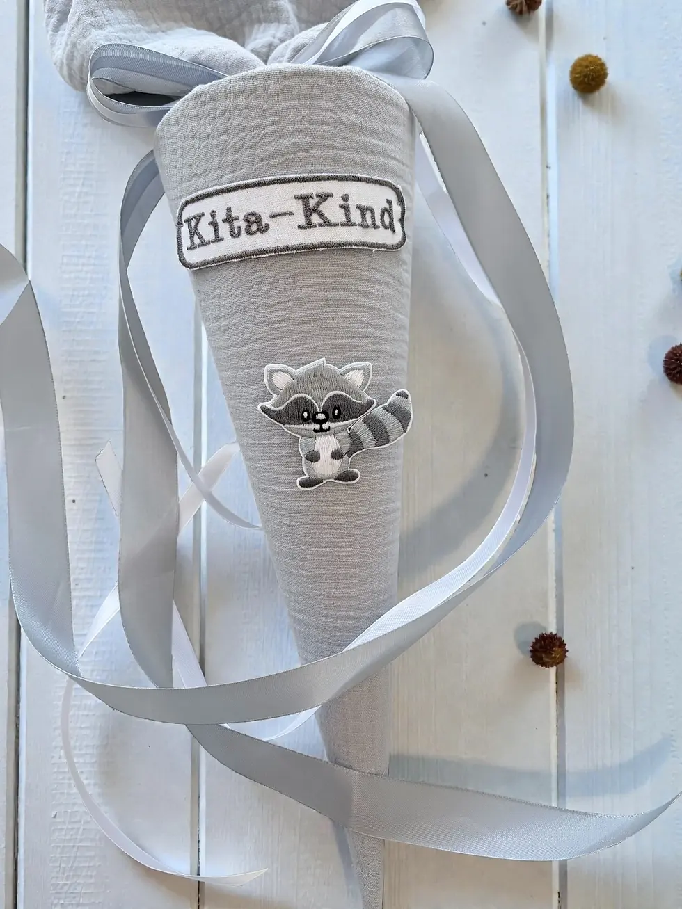 Miniaturbild: Musselin Stoffschultüte mit Waschbär-Applikation und Patch „Kita-Kind“. Helle Naturtöne, weiche Stoffe und handgemachte Detai