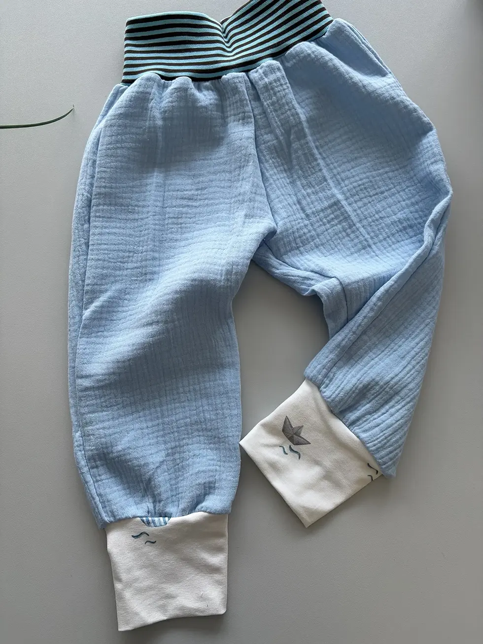 Miniaturbild: Babykleidung Set im maritimen Stil mit Musselinhose und Jerseyshirt. Leicht, weich und perfekt für warme Tage und drinnen.